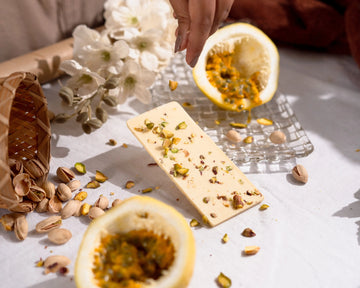 Passionfruit & Pistachio White Chocolate 30% Cavasachocolates