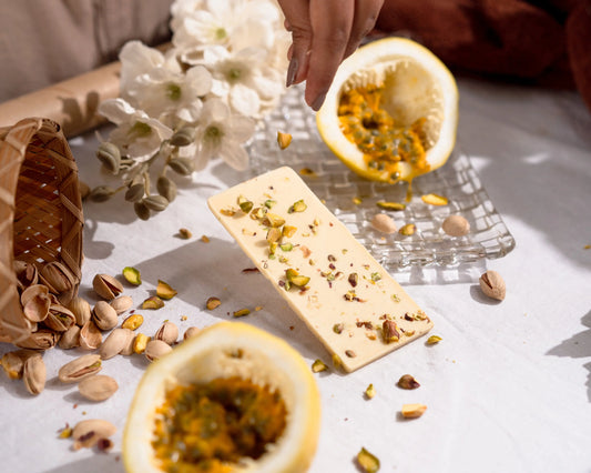 Passionfruit & Pistachio White Chocolate 30% Cavasachocolates